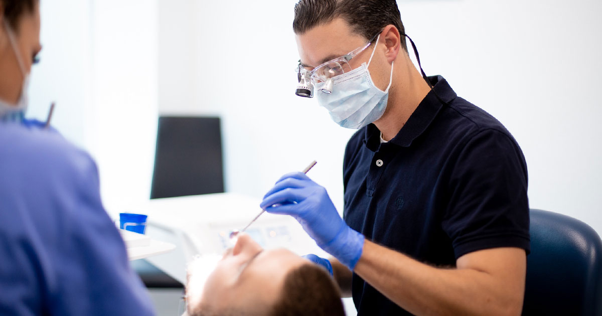 Zahnarzt neben Patienten Dr. Moroni Bonn