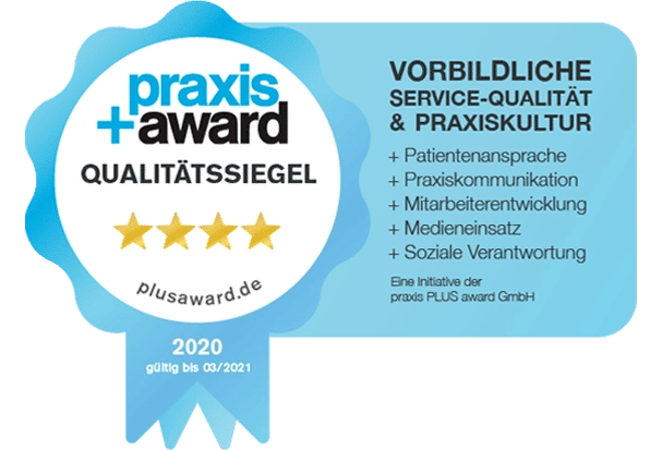 Praxis+Award Qualitätsiegel mit fünf Sternen und Text für vorbildliche Service-Qualität und Praxiskultur, gültig für das Jahr 2020.